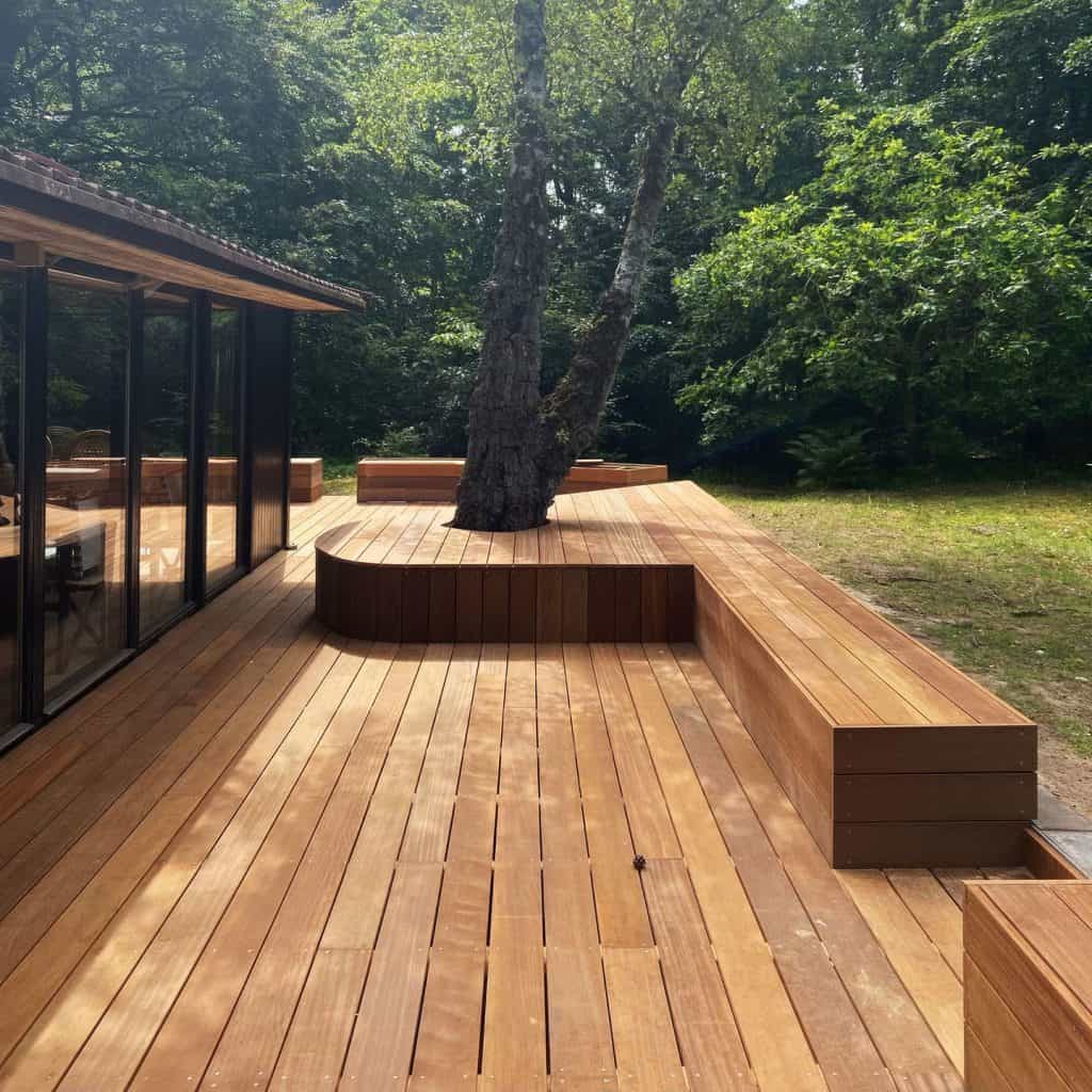 Bangkirai terrasse i hårdttræ ved hus med skov