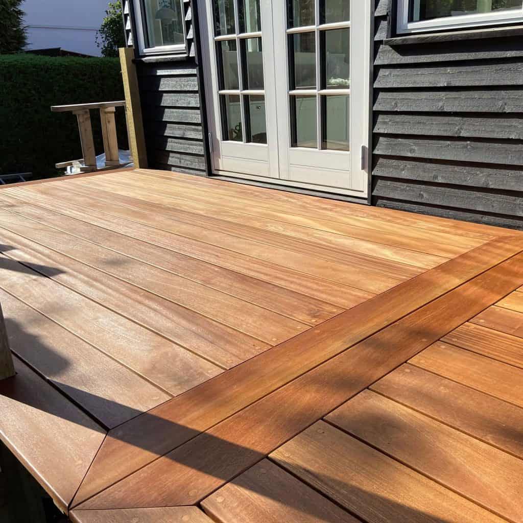 Bangkirai terrasse i hårdttræ ved træhus