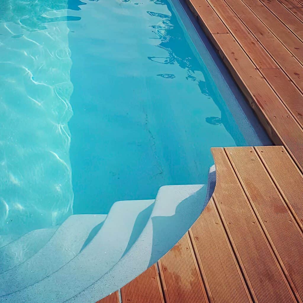 Bangkirai med riller som terrasse i hårdttræ ved pool